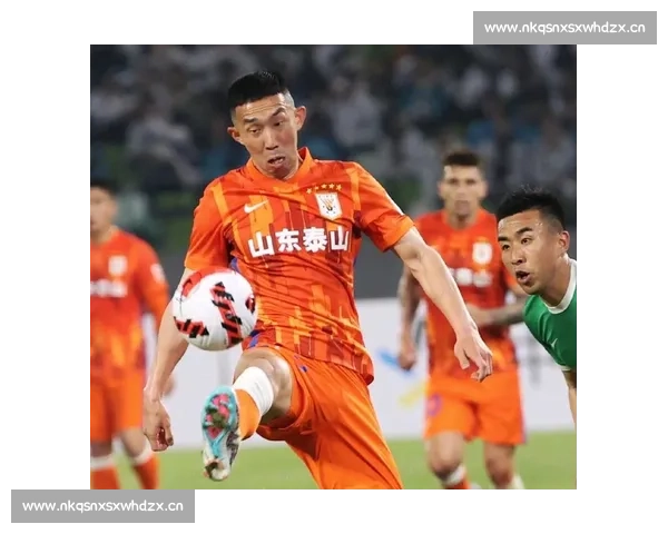 鲁能泰山鏖战绿茵赛场全力冲击胜利再燃球迷激情